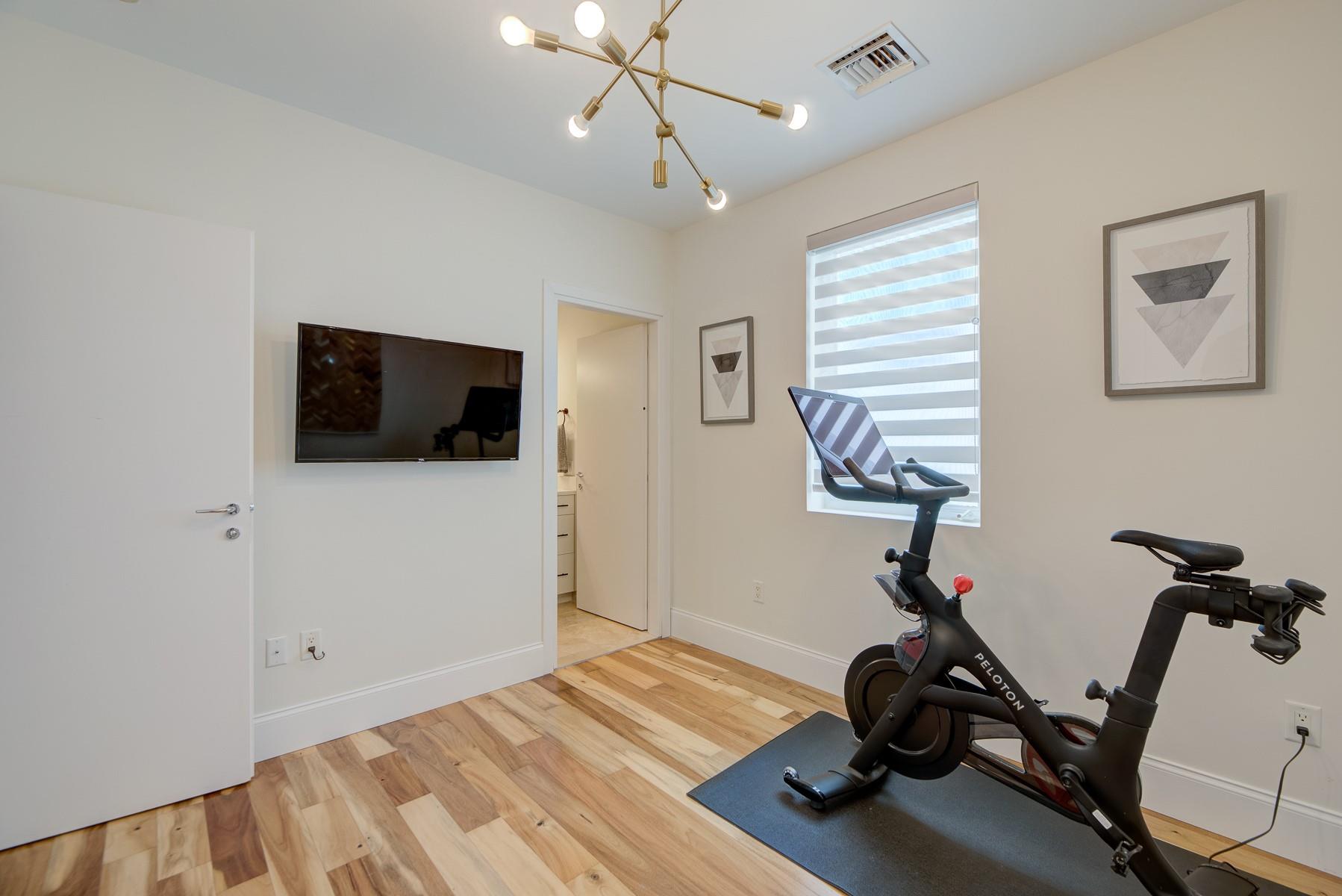 706 NE 3rd Ave 706