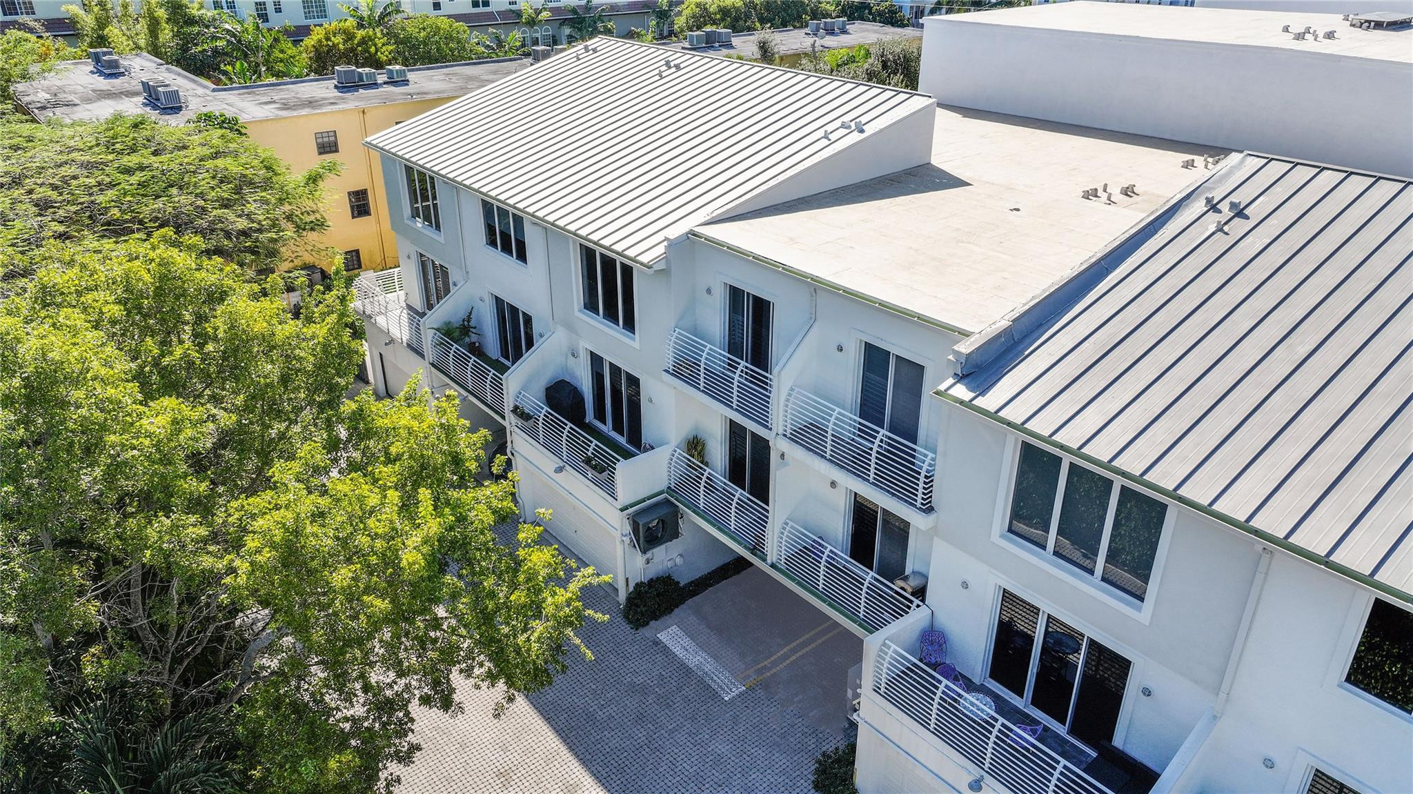 2760 NE 8th Ave 2760