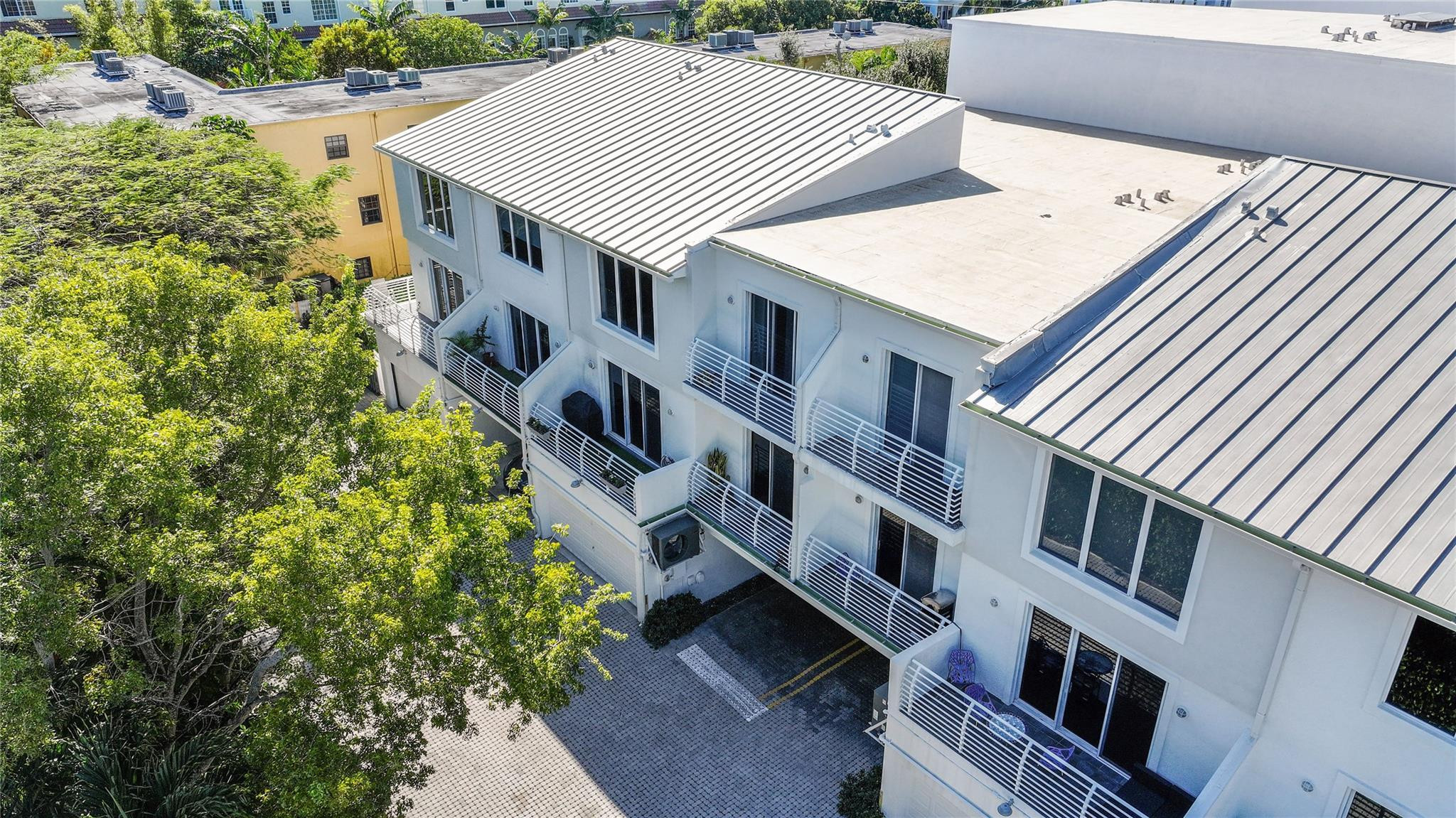 2760 NE 8th Ave 2760