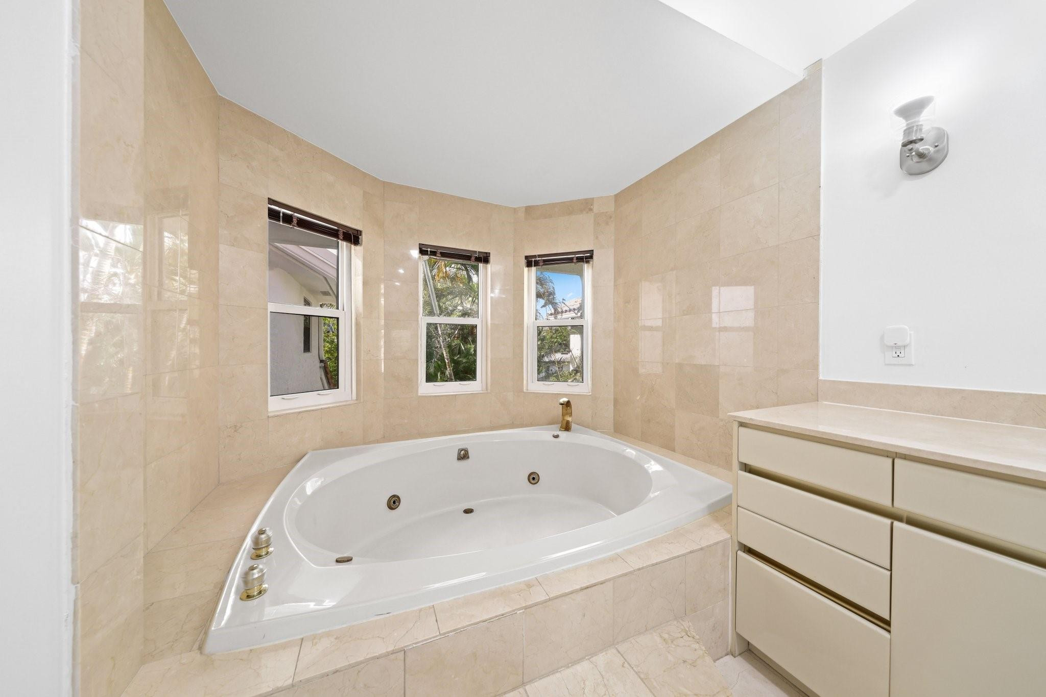 808 Solar Isle Dr