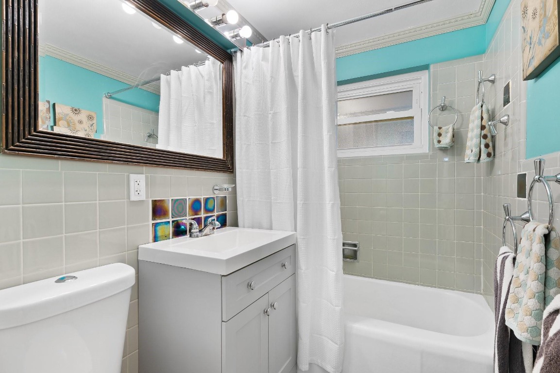 2430 Bimini Ln
