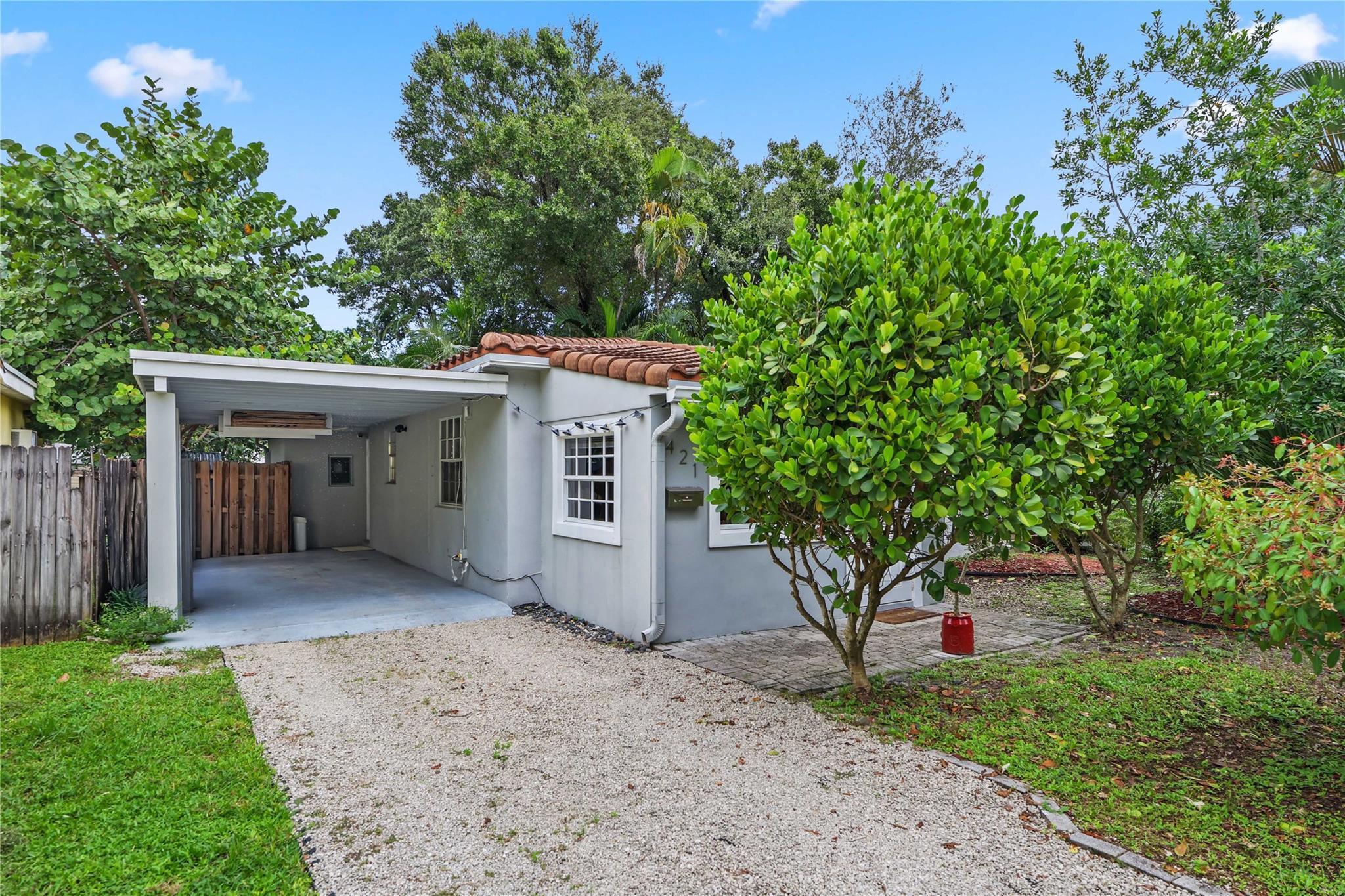 421 SW 12th Ct