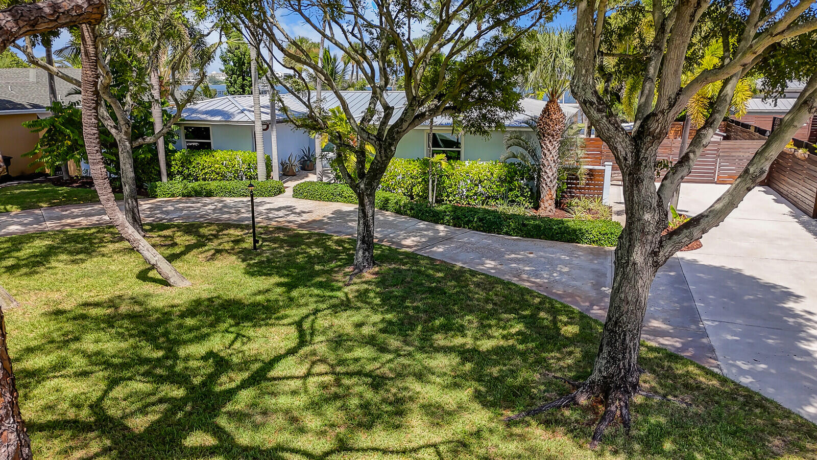 930 S Lakeside Drive