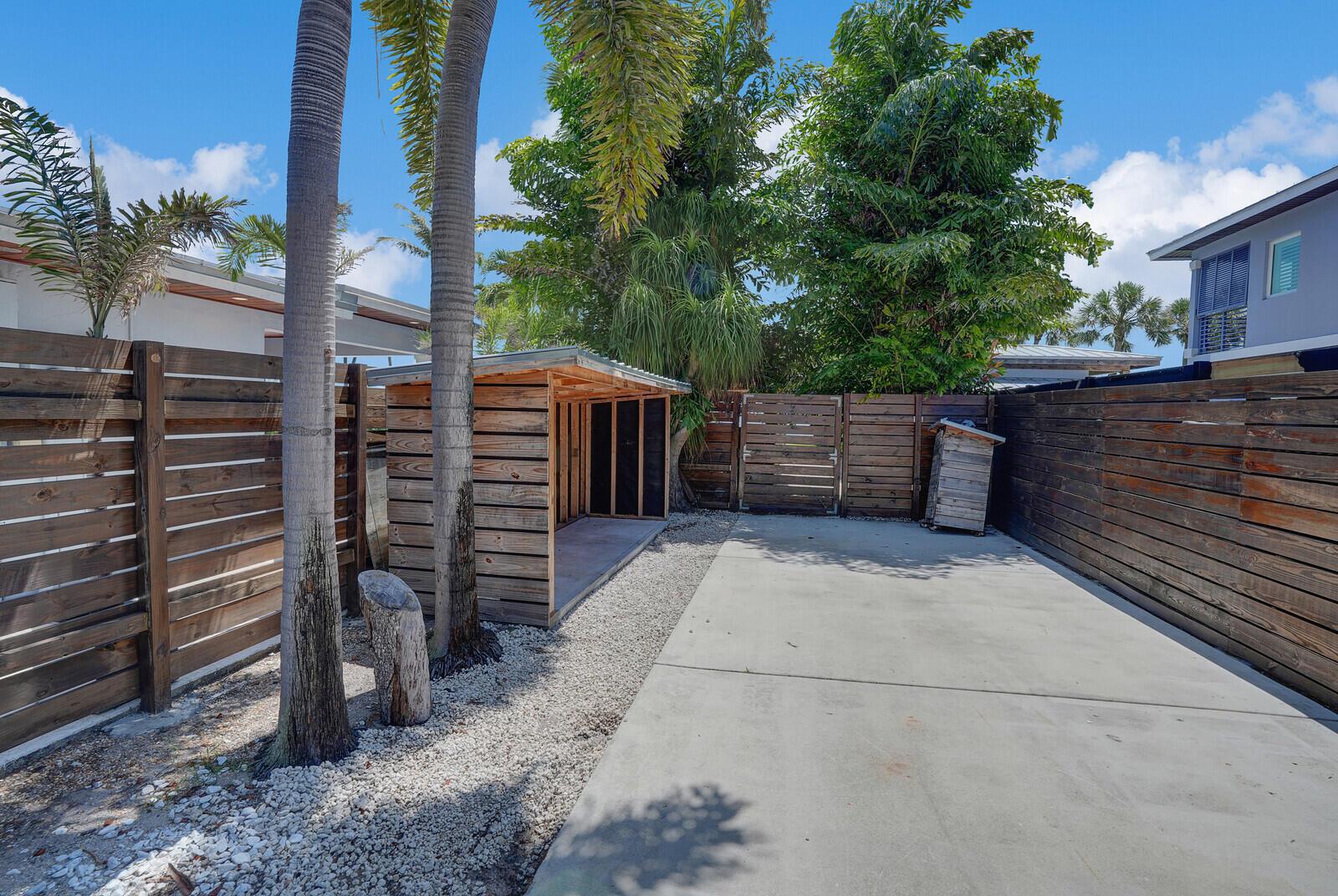 930 S Lakeside Drive