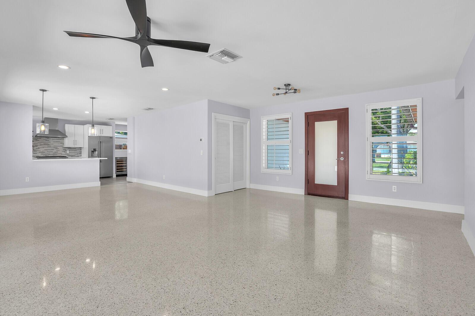 930 S Lakeside Drive