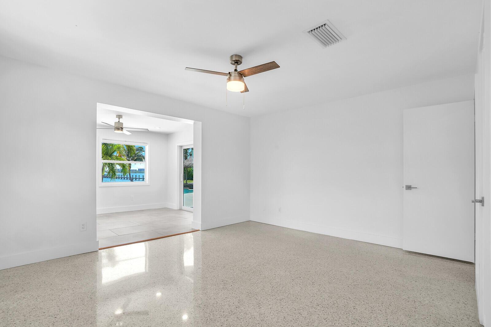 930 S Lakeside Drive