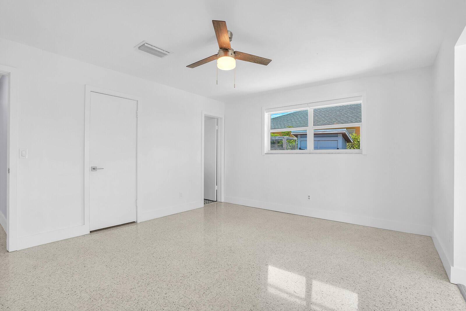 930 S Lakeside Drive