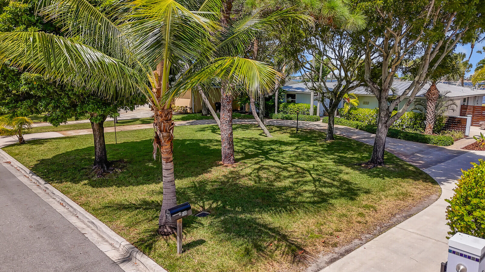 930 S Lakeside Drive