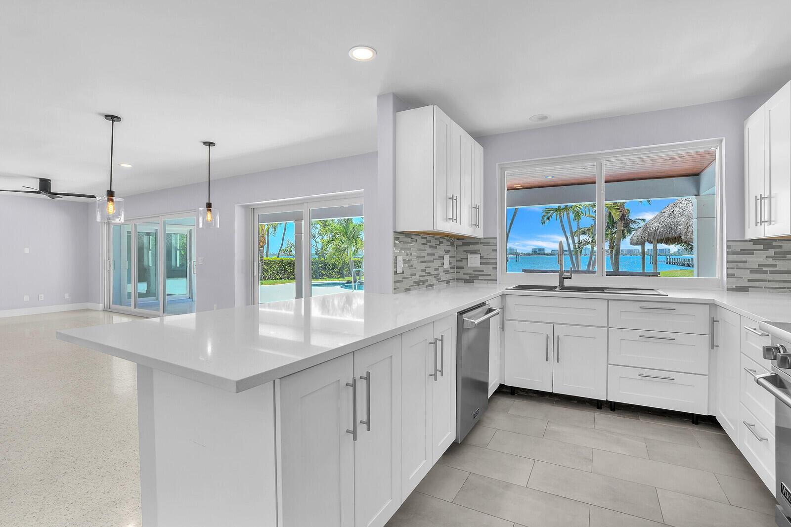 930 S Lakeside Drive