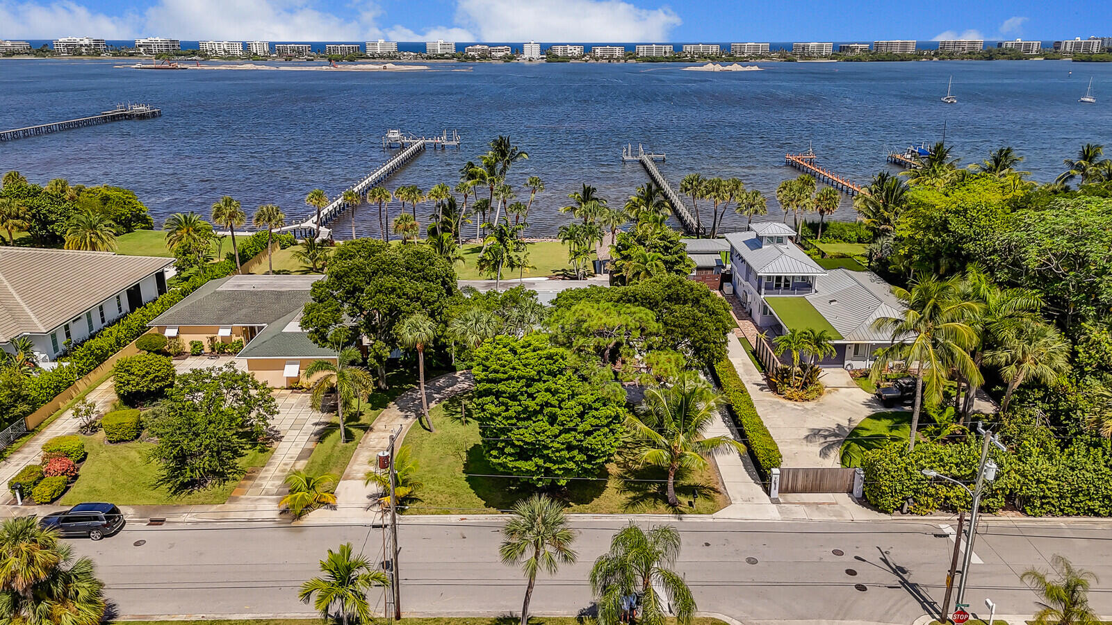 930 S Lakeside Drive