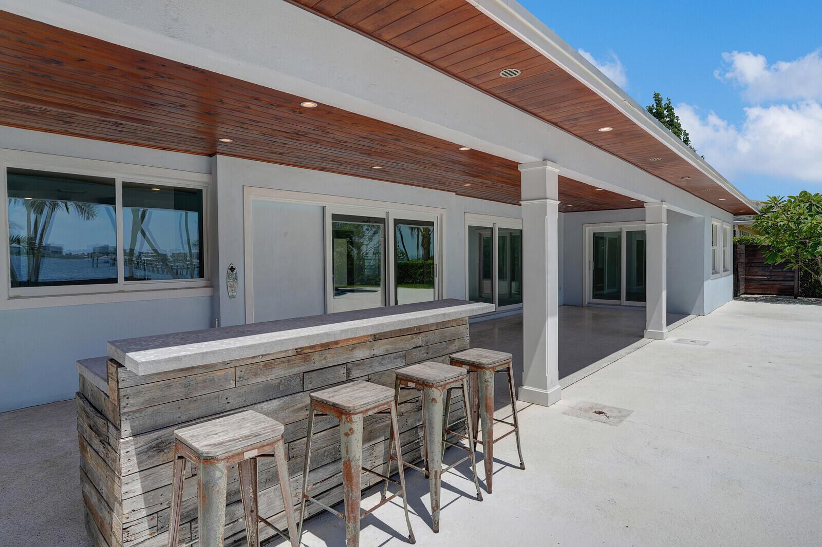 930 S Lakeside Drive