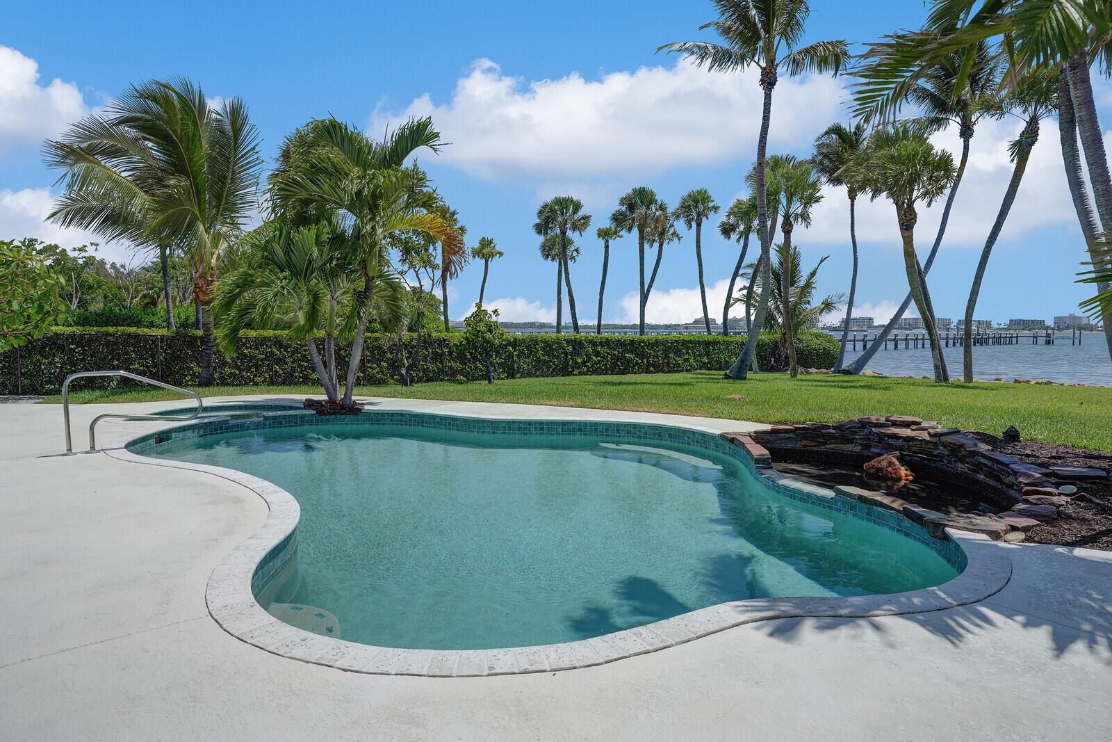 930 S Lakeside Drive