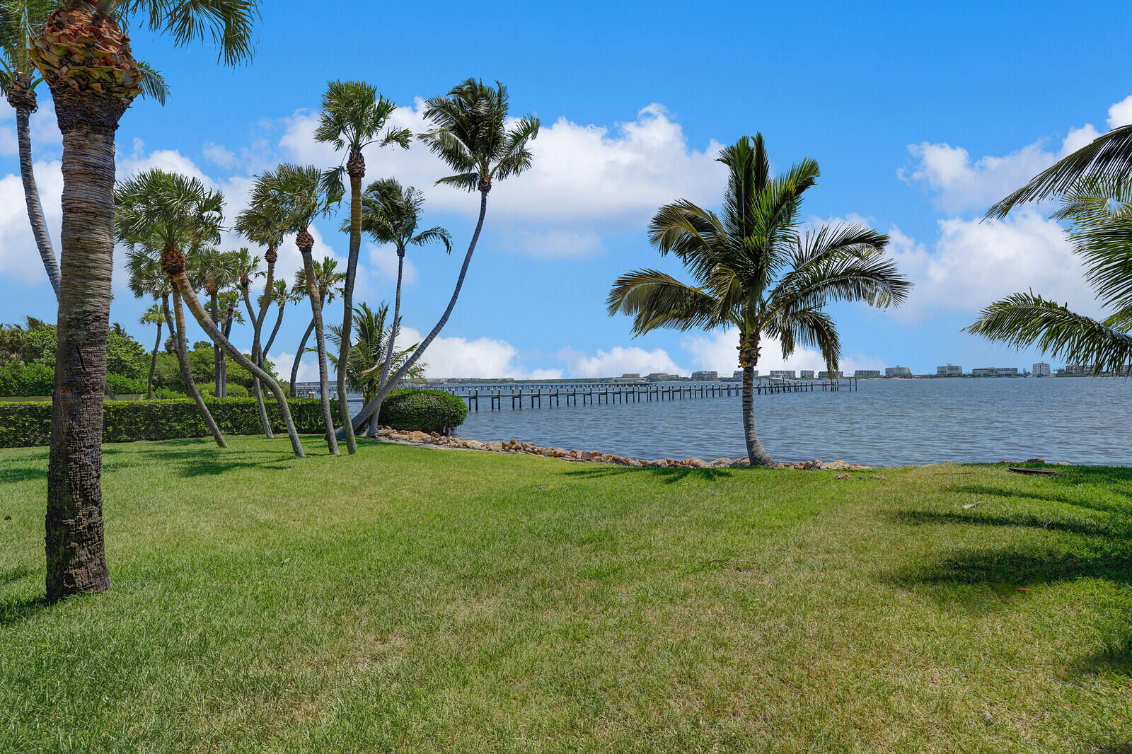 930 S Lakeside Drive