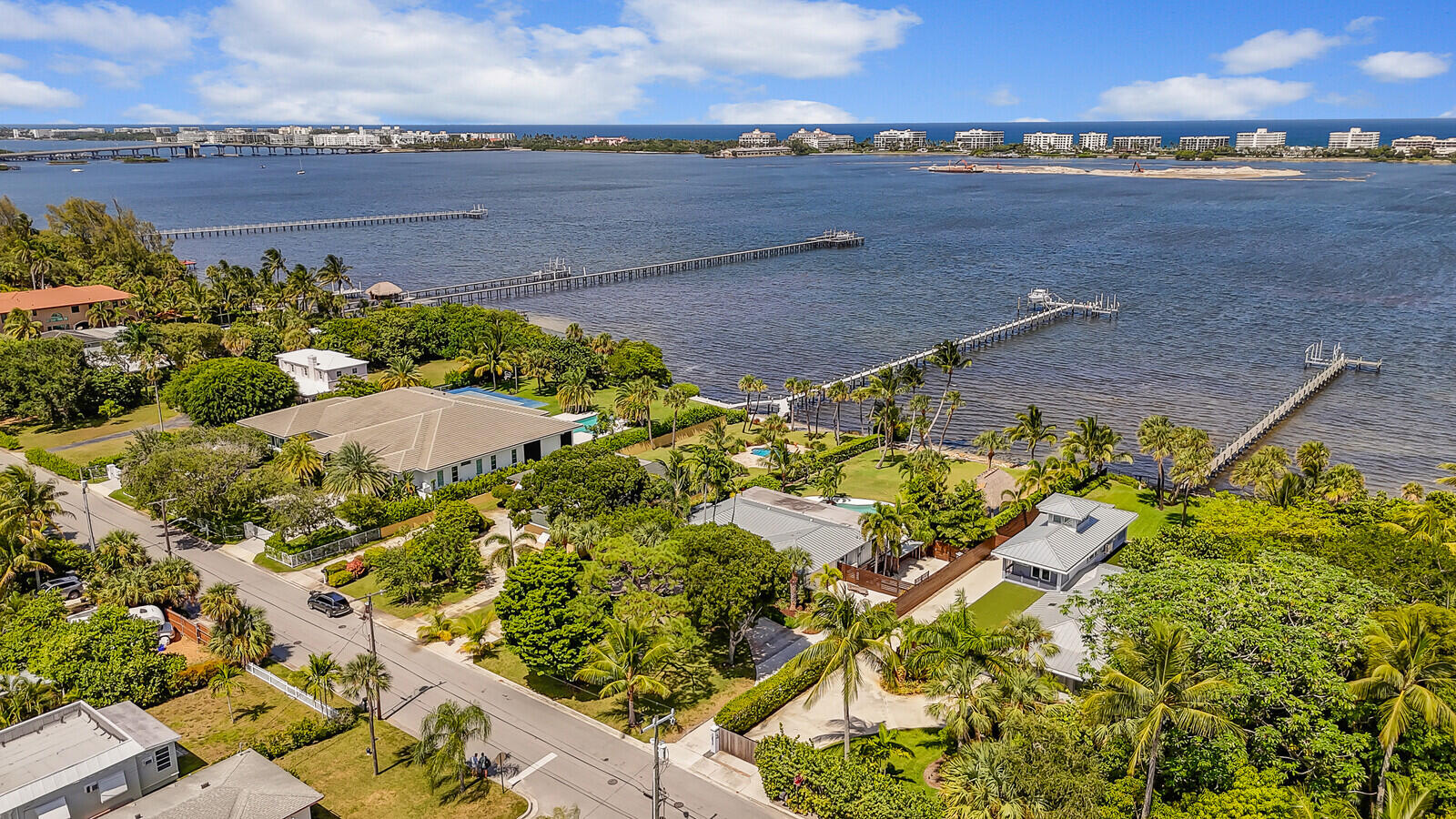 930 S Lakeside Drive