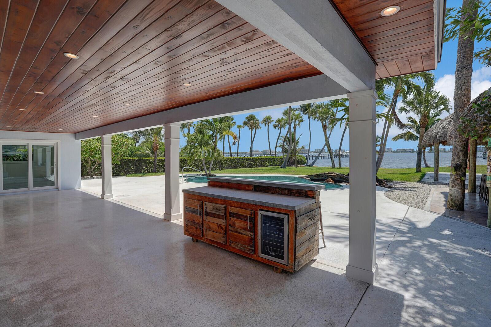 930 S Lakeside Drive