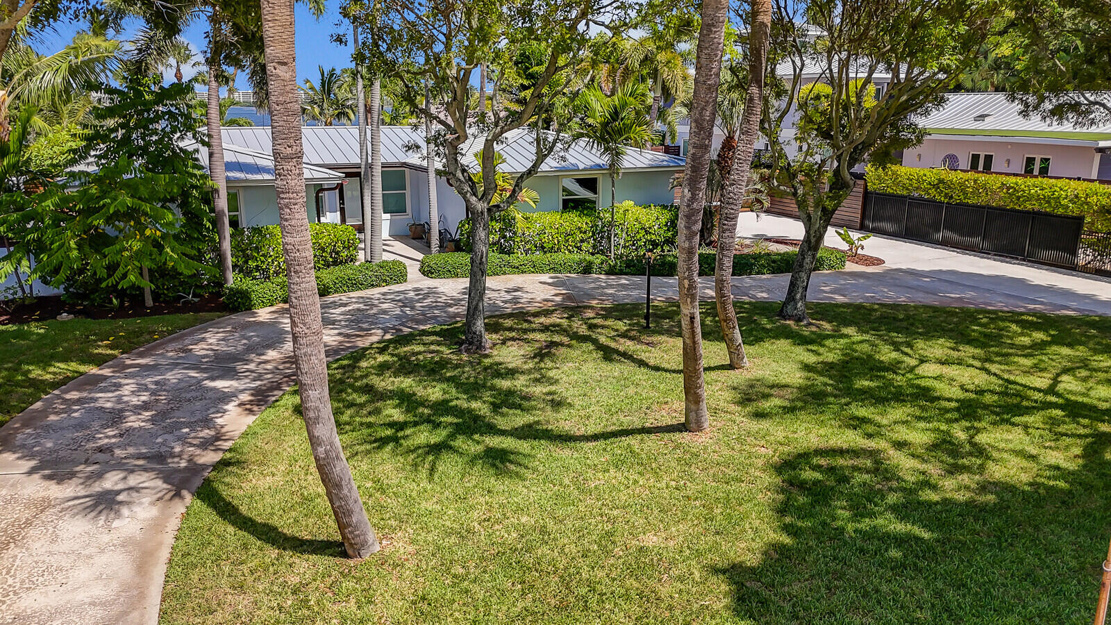 930 S Lakeside Drive