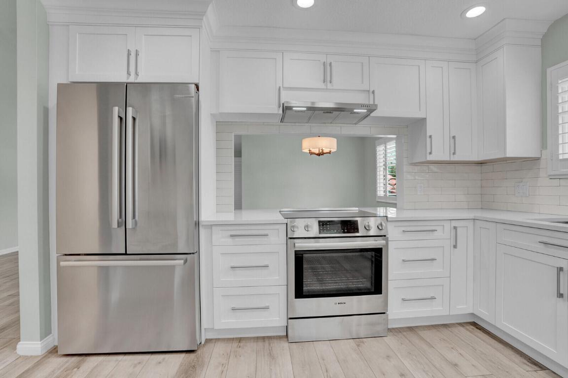 9 Lexington Lane E H