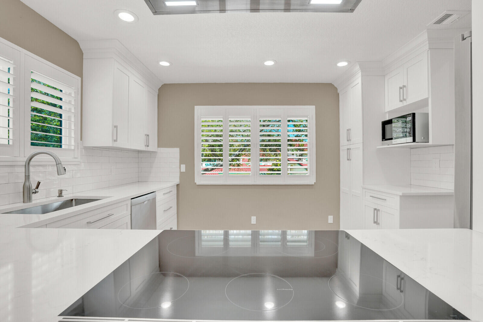 9 Lexington Lane E H