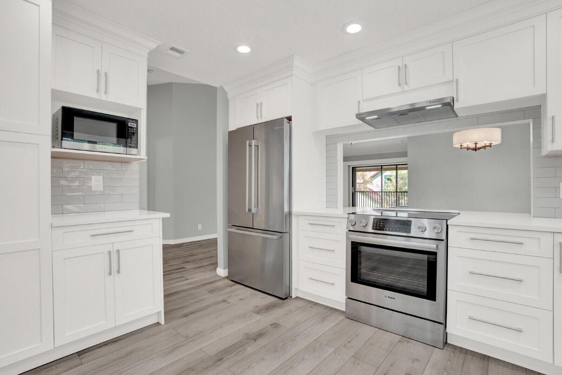 9 Lexington Lane E H