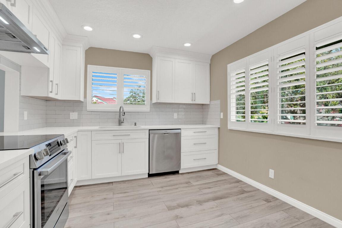 9 Lexington Lane E H