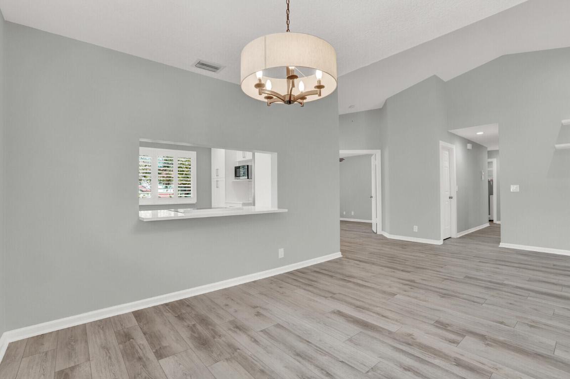 9 Lexington Lane E H