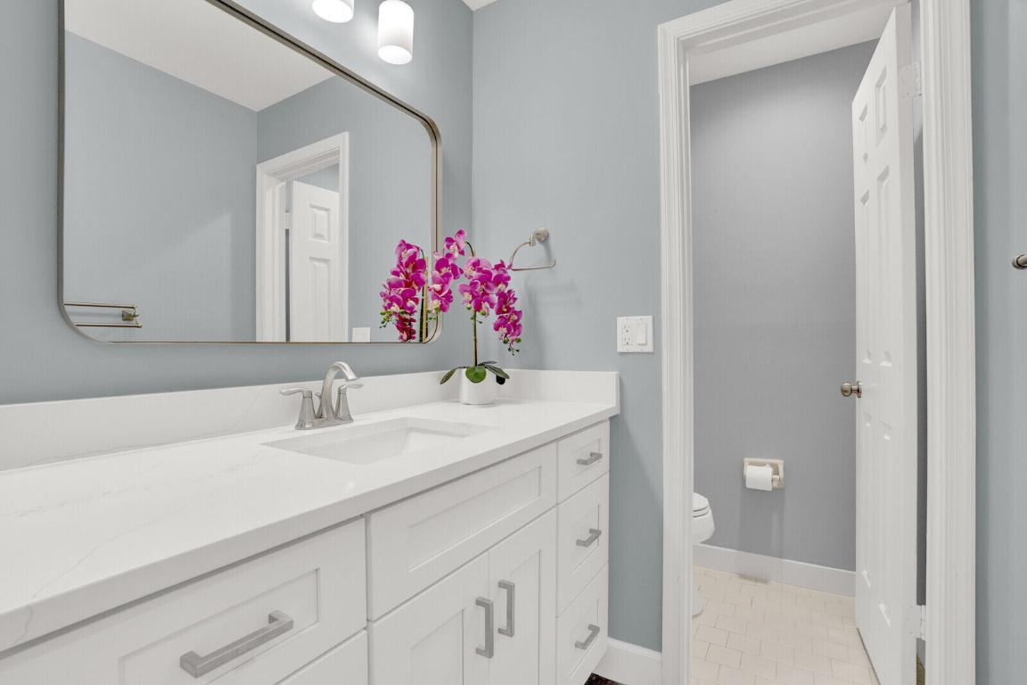 9 Lexington Lane E H