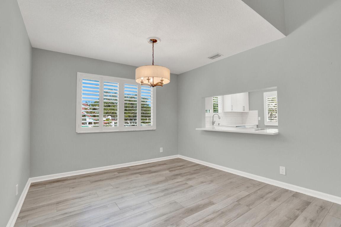 9 Lexington Lane E H