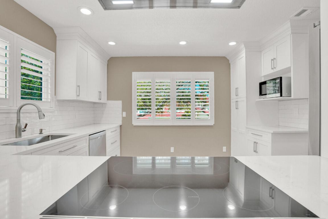 9 Lexington Lane E H