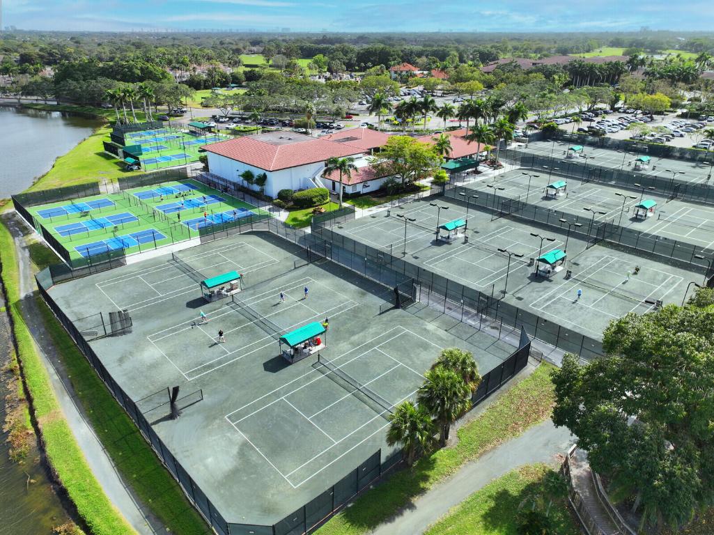 9 Lexington Lane E H