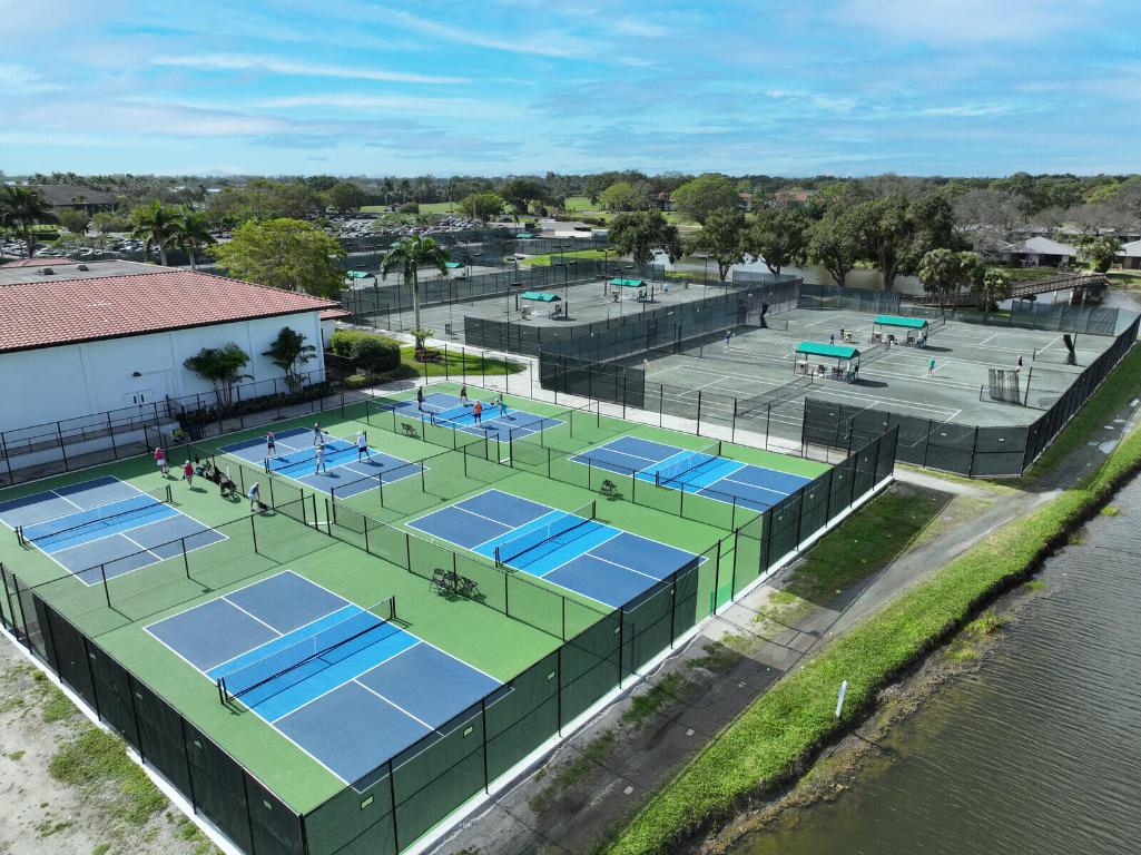 9 Lexington Lane E H