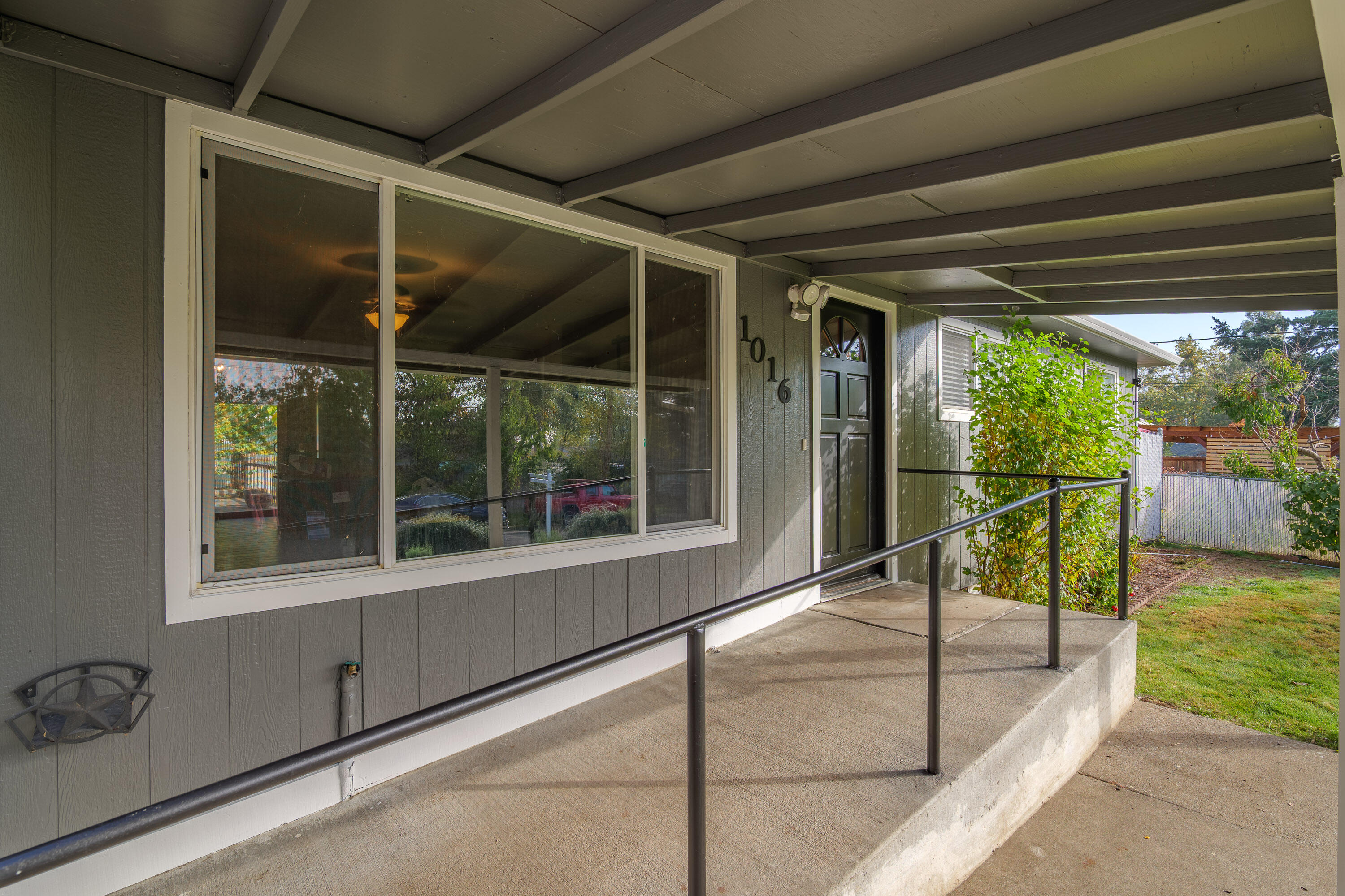 1016 NW Bellevue Place