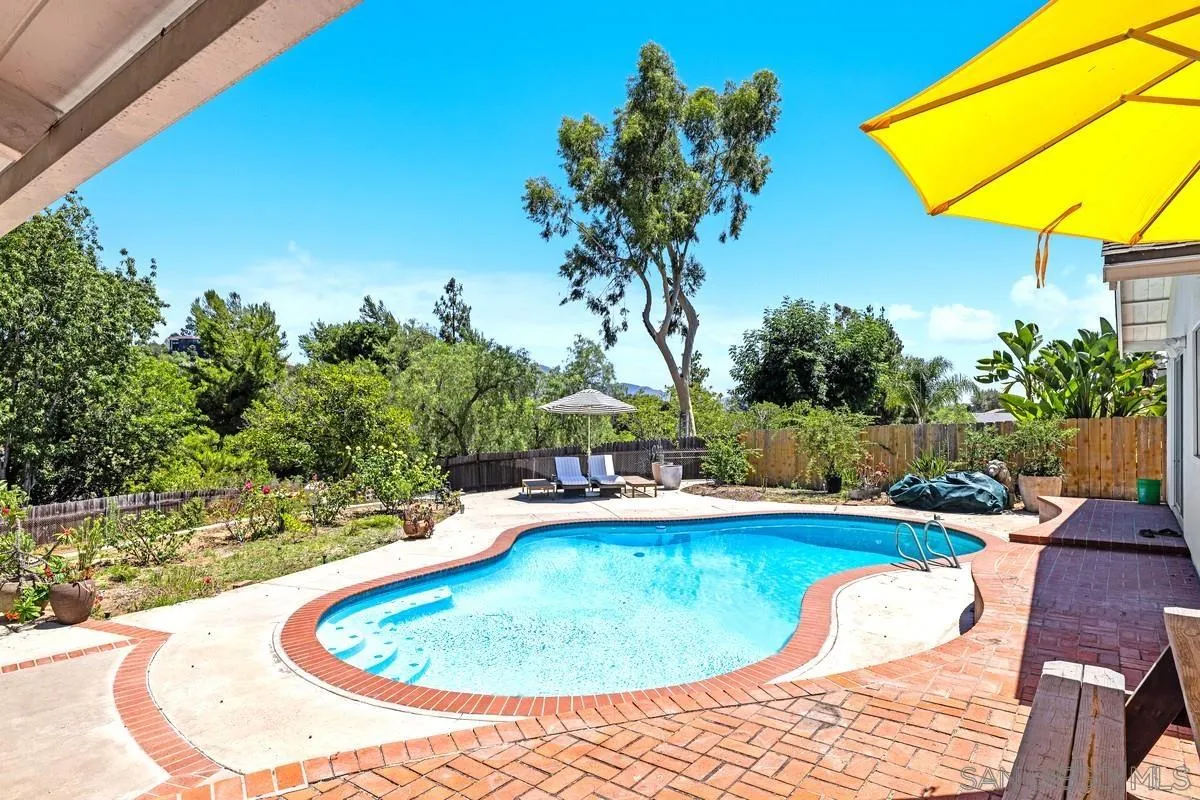 4555 Hillview Dr