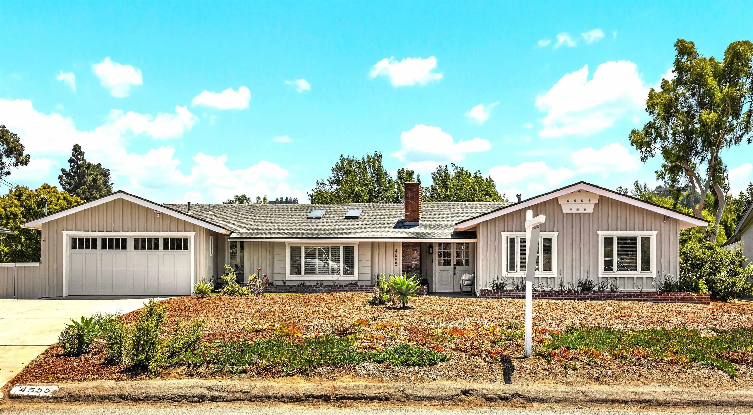 4555 Hillview Dr