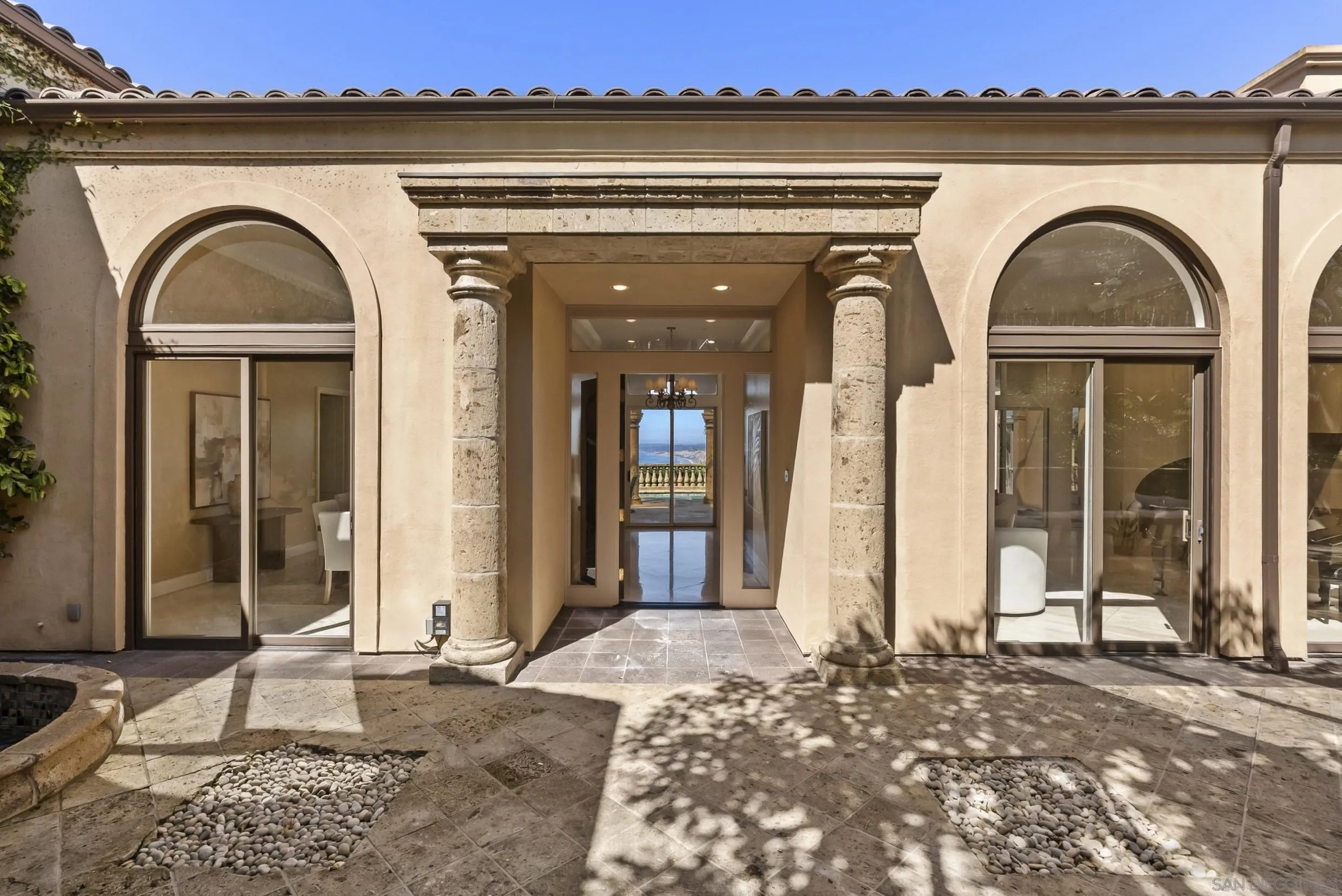 2302 Rue Adriane
