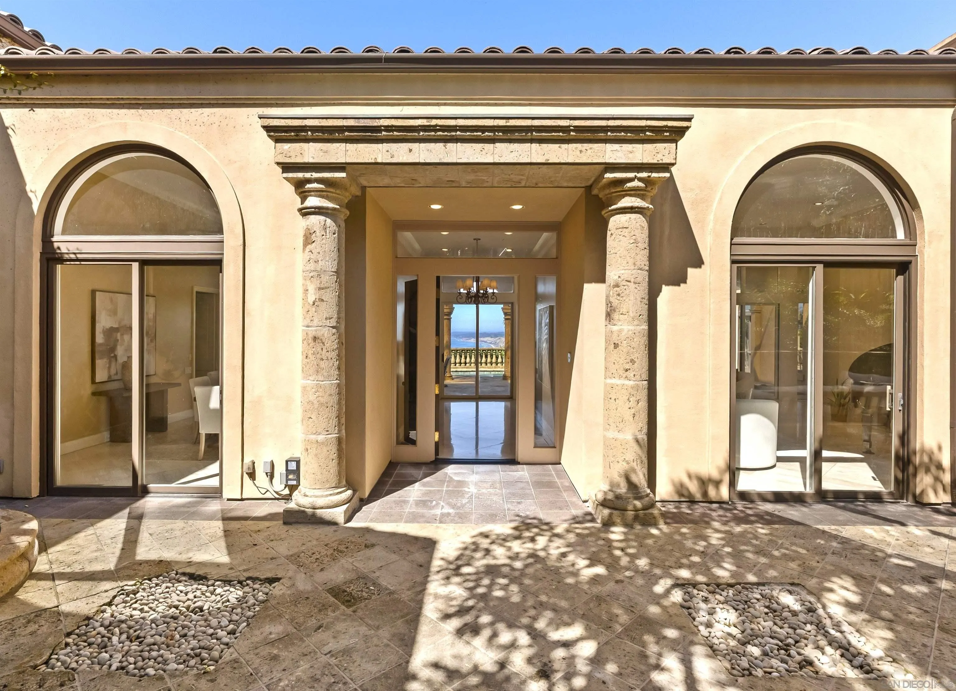 2302 Rue Adriane