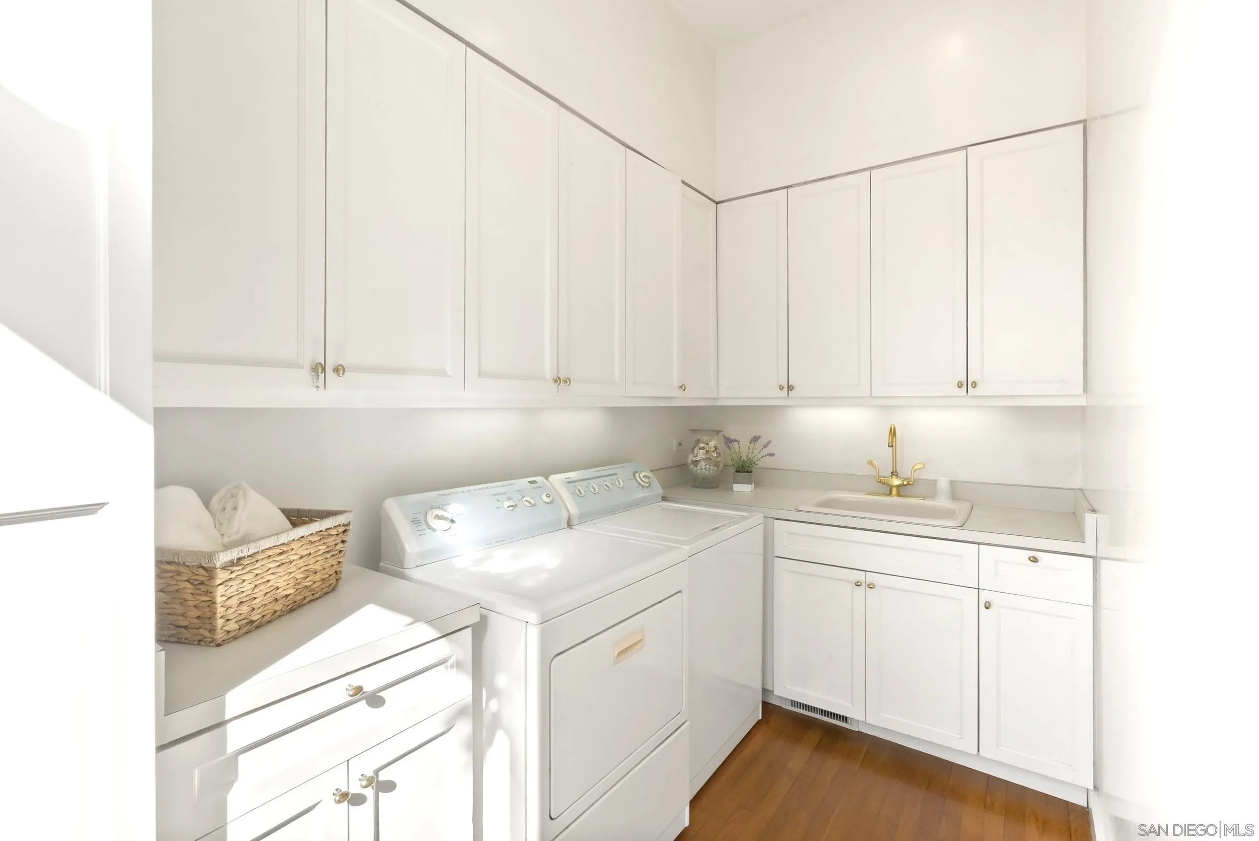 2302 Rue Adriane