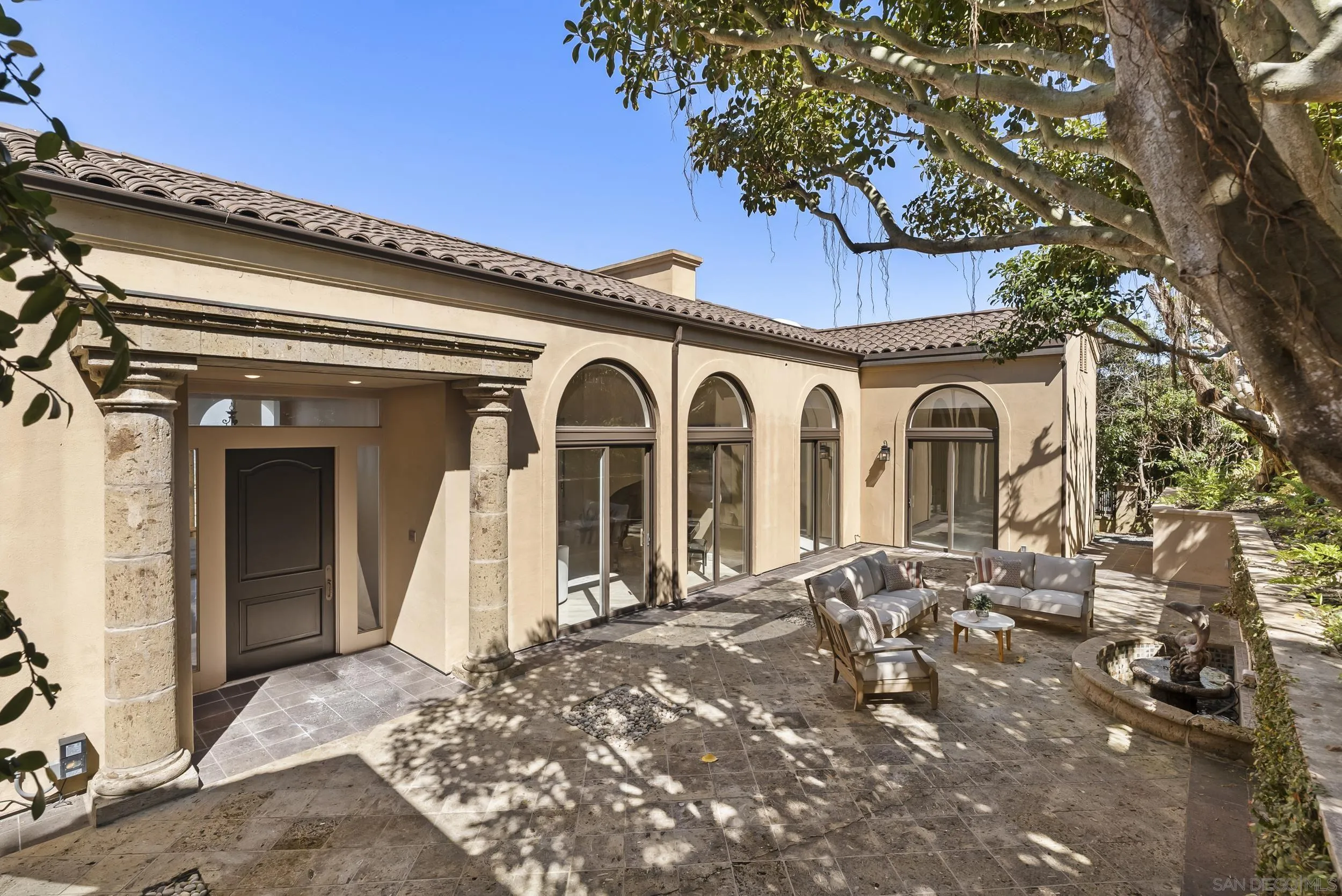 2302 Rue Adriane