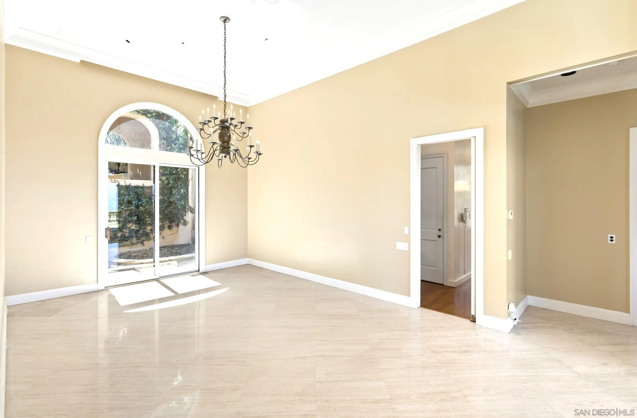 2302 Rue Adriane