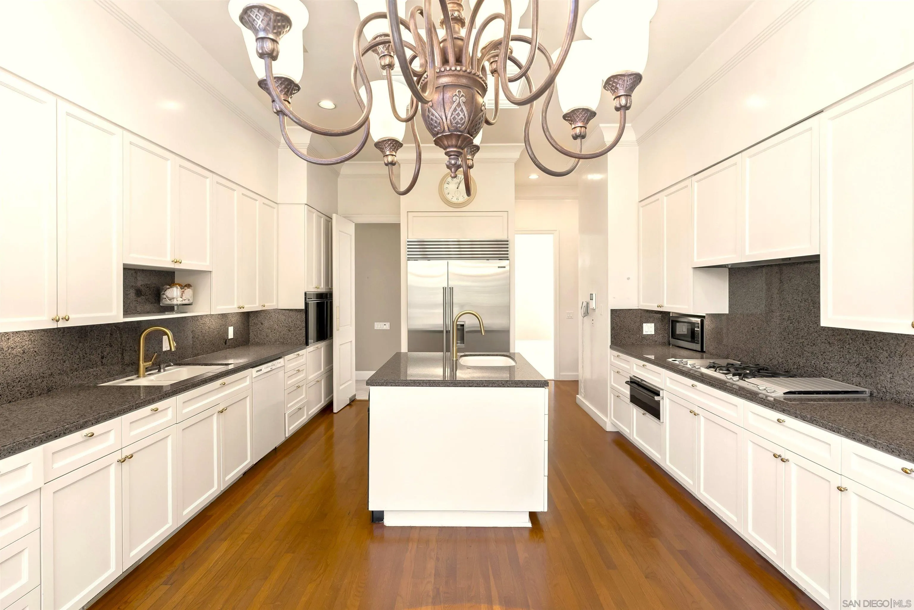 2302 Rue Adriane