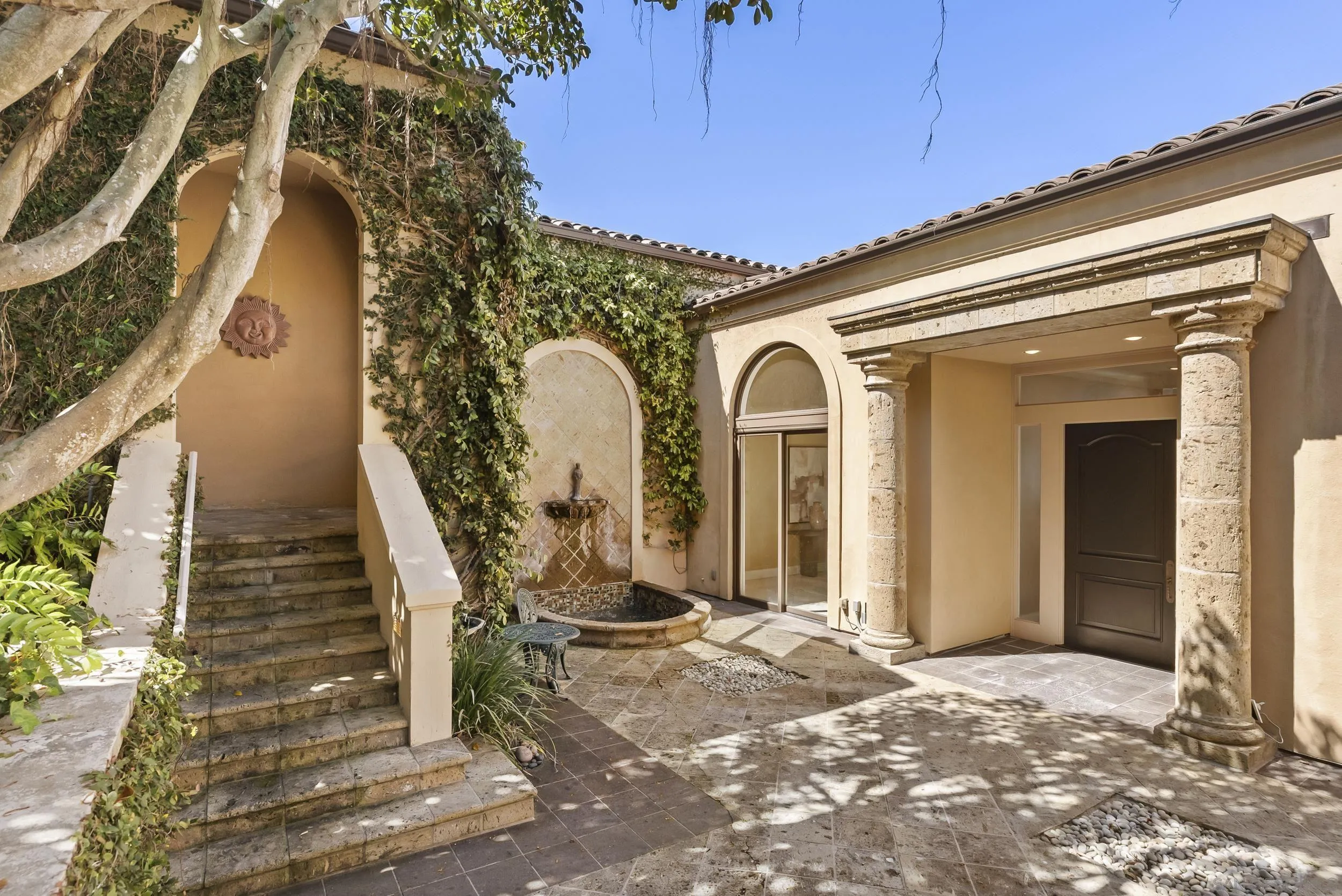 2302 Rue Adriane