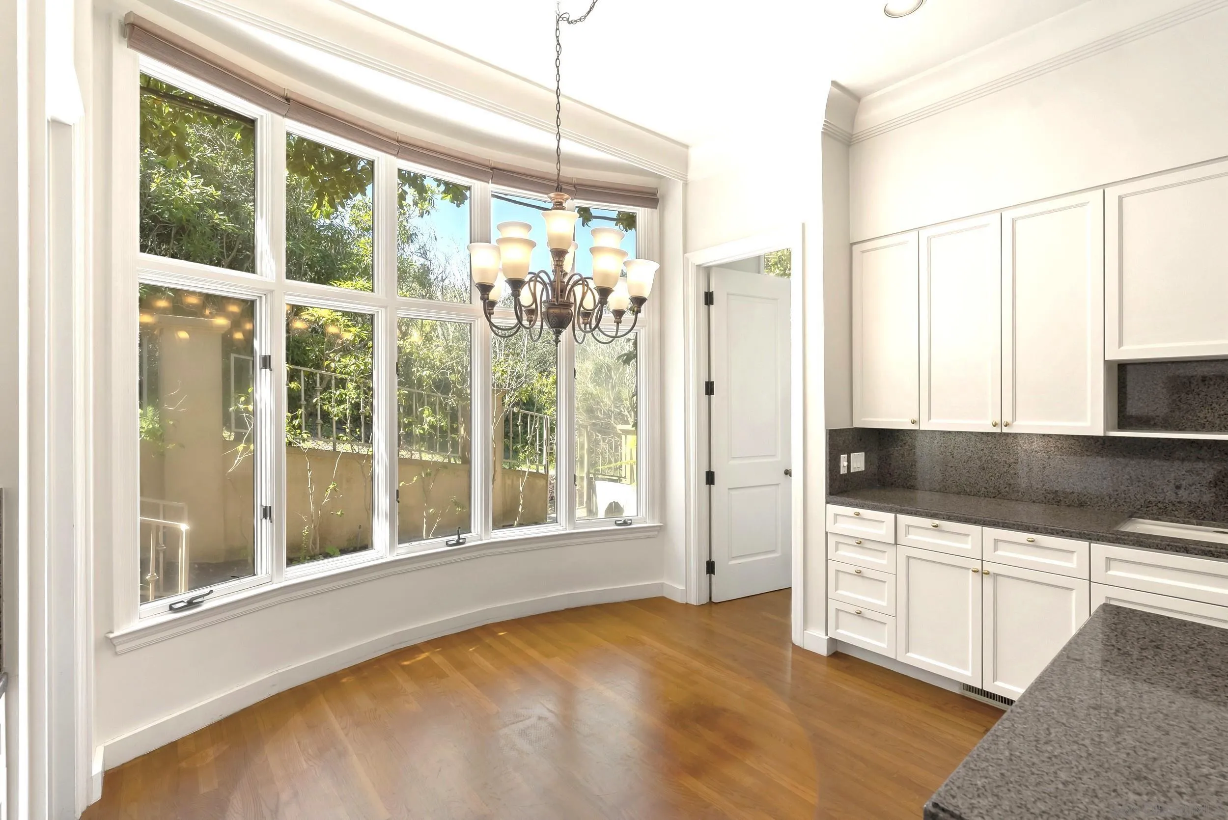 2302 Rue Adriane