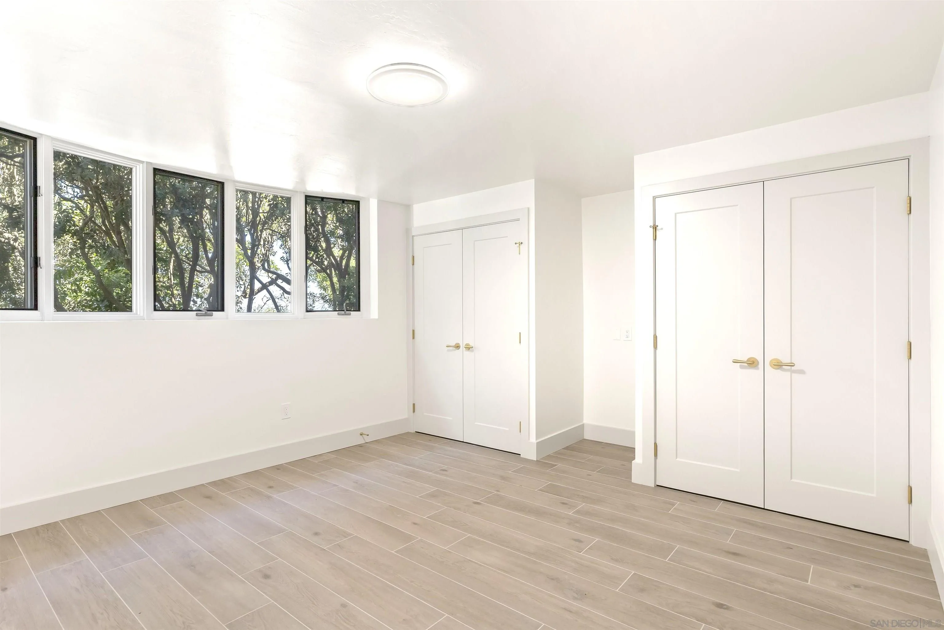 2302 Rue Adriane