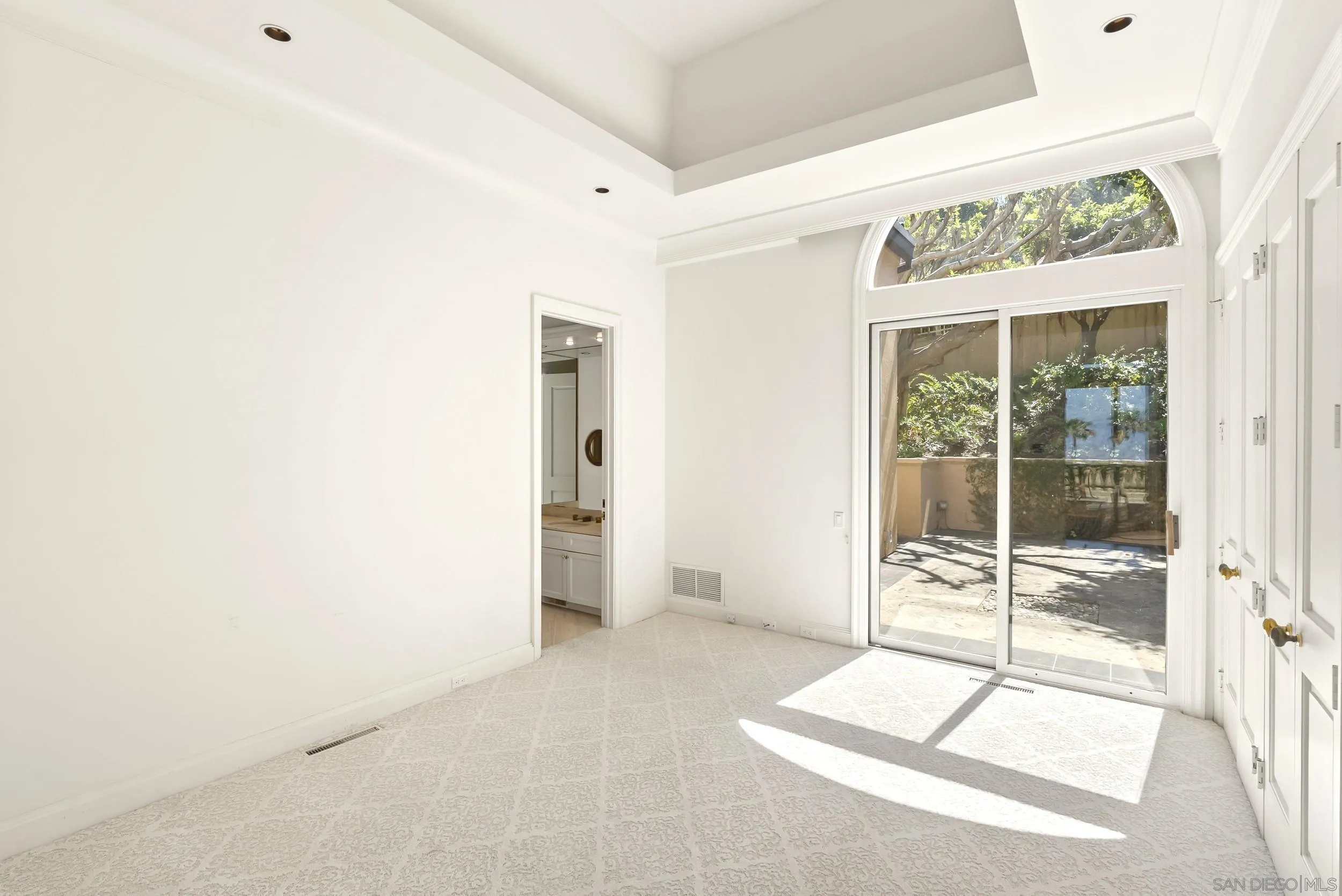 2302 Rue Adriane