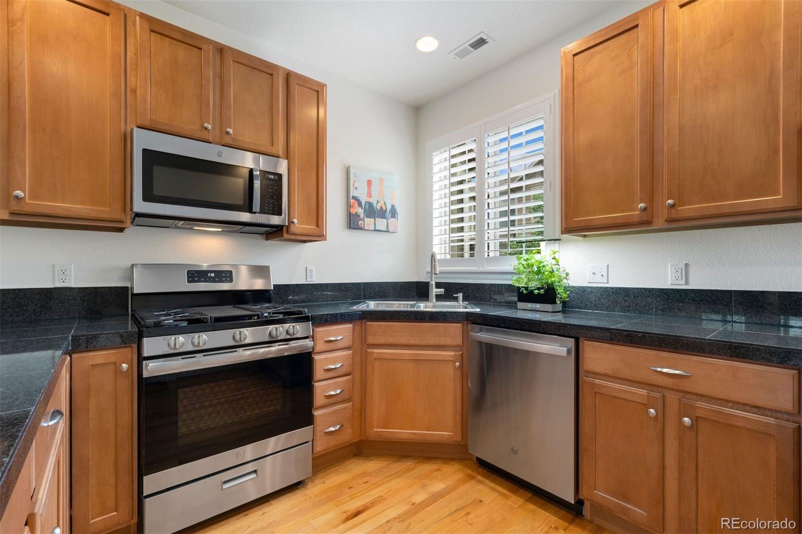 767 Roslyn Street Unit: 20