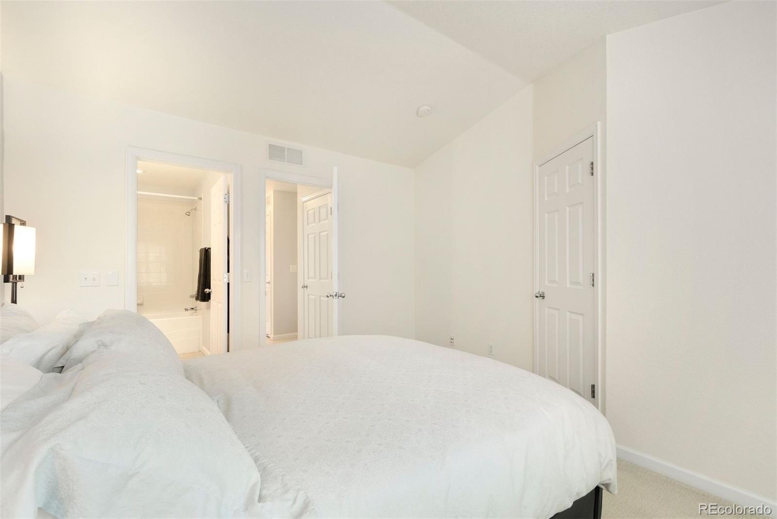 767 Roslyn Street Unit: 20