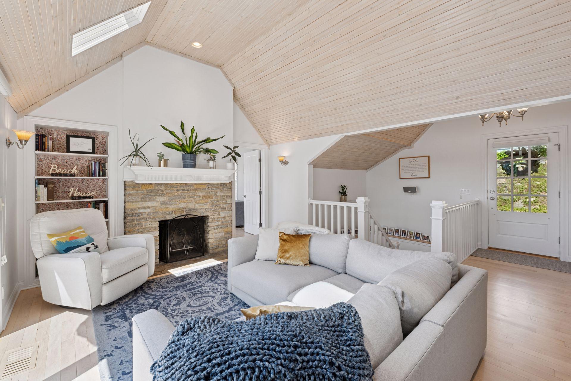 1575 Long Lake Boulevard