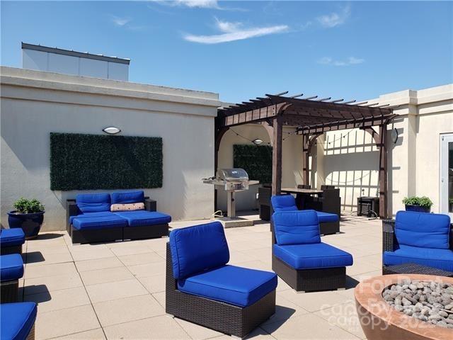 718 W Trade Street Unit: 203