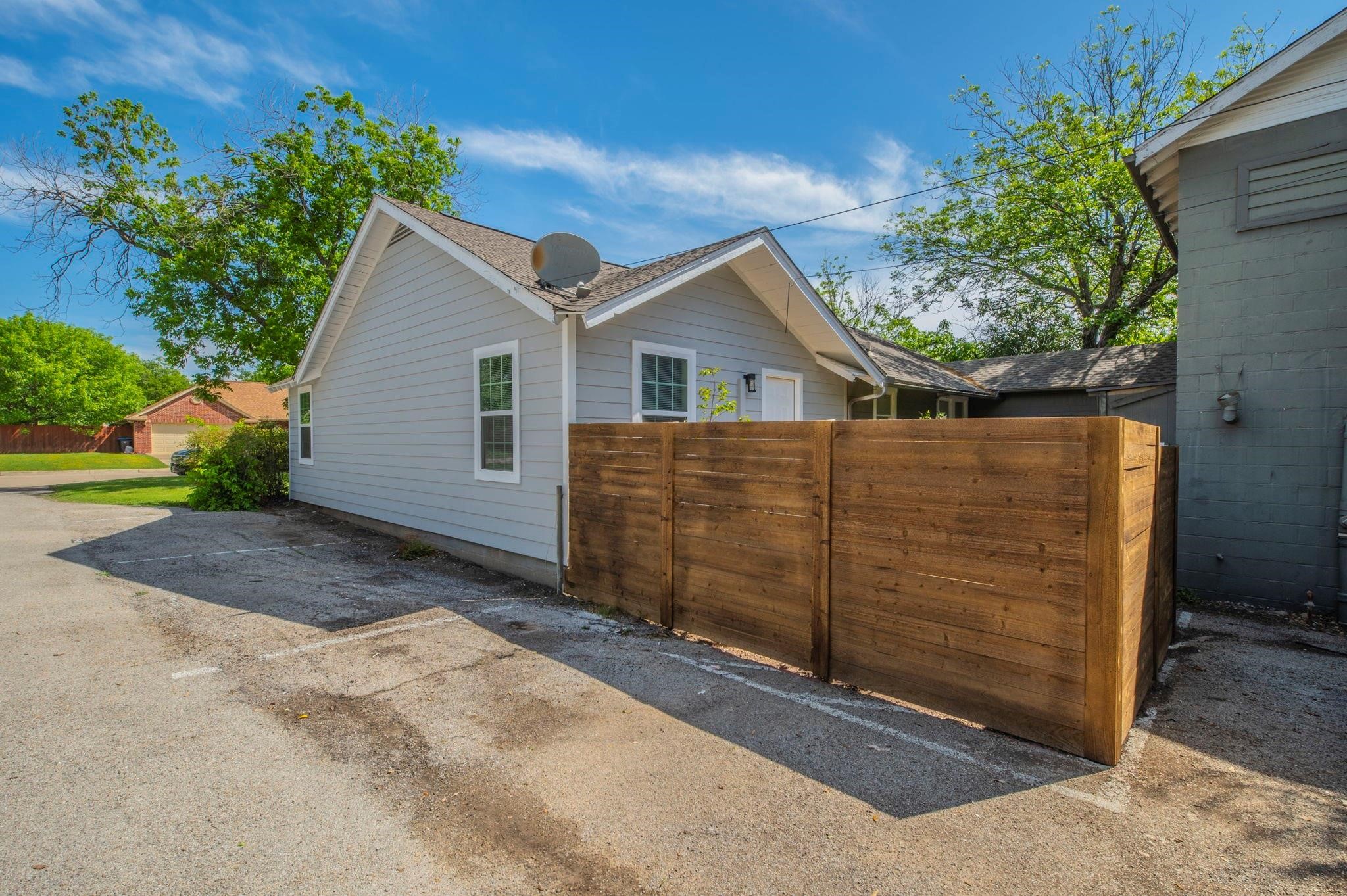 4901 Curzon Avenue 105