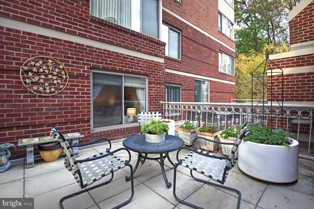 5802 NICHOLSON LANE 2-206