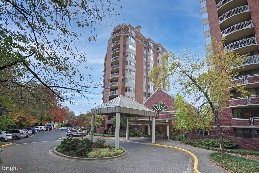 5802 NICHOLSON LANE 2-206